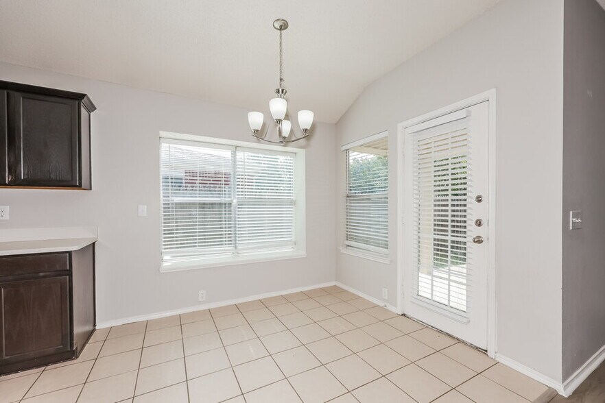 Building Photo - 833 Lariat Dr