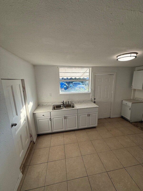 Building Photo - 874 21st Ave S