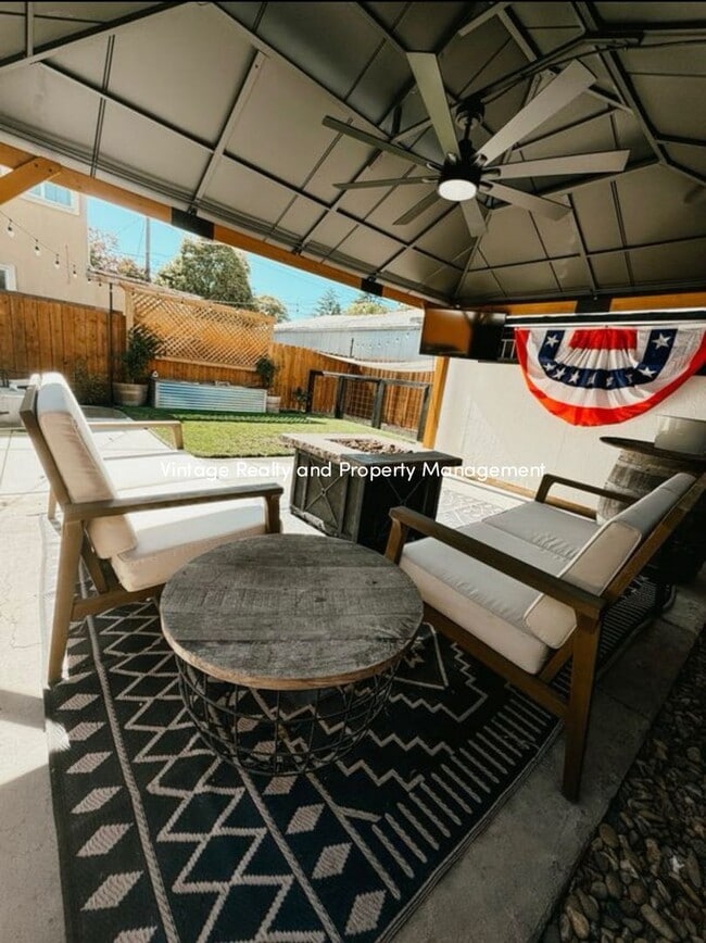 Building Photo - Available Soon! Charming Updated 2 Bed / 2...