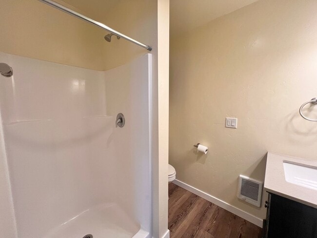 Building Photo - 1/1 Apartment in the heart of Sisters, OR!