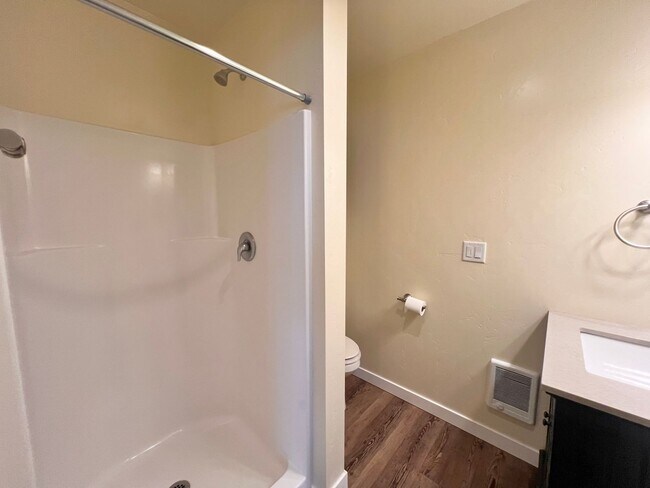 Building Photo - LOVELY SISTERS APARTMENT, CLOSE TO DOWNTOWN!