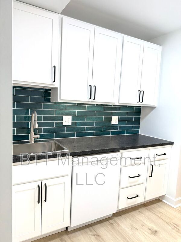 Building Photo - 8800 Plymouth St