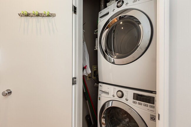 Building Photo - 700 Front St