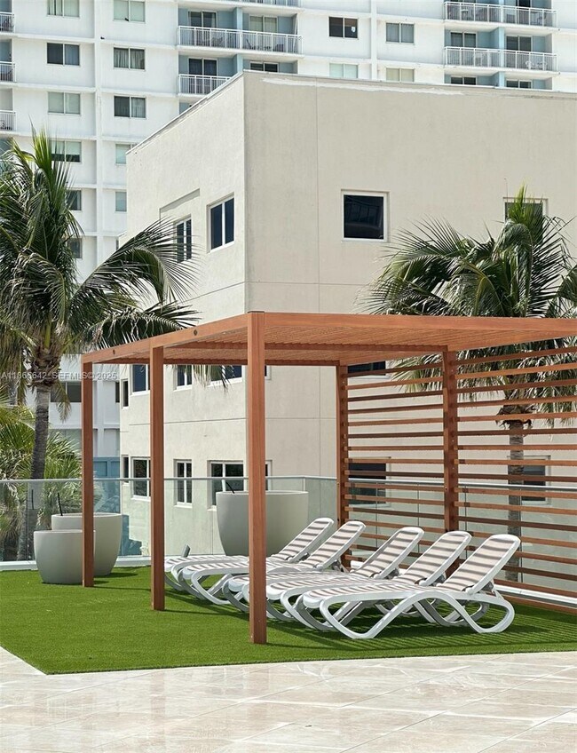 Building Photo - 7135 Collins Ave