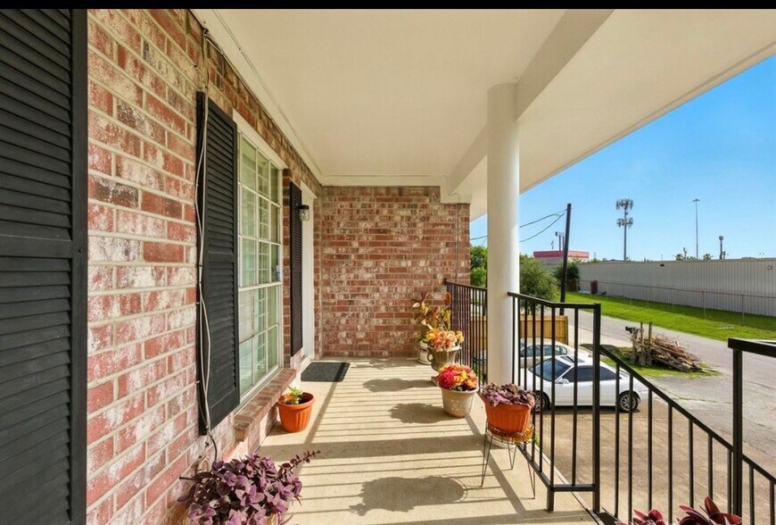 Building Photo - 9641 Hollock St