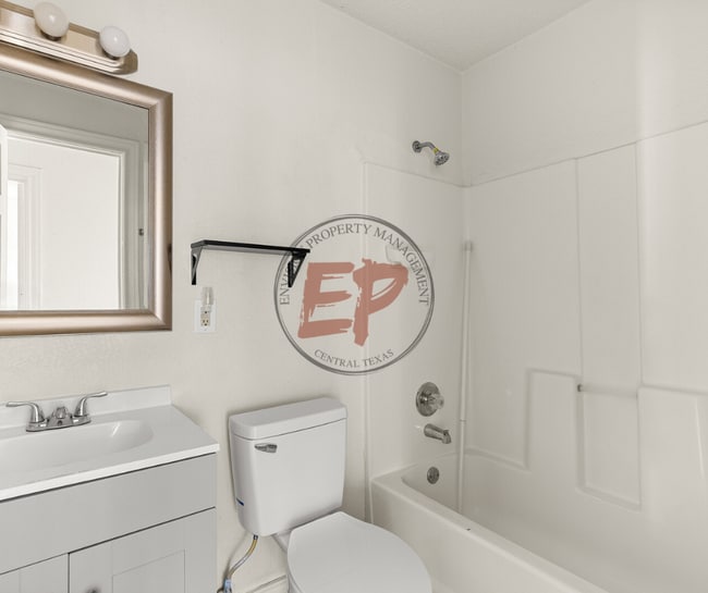 Building Photo - 2712 Lyle Ave