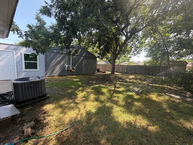 Building Photo - 513 Shawnee Trce