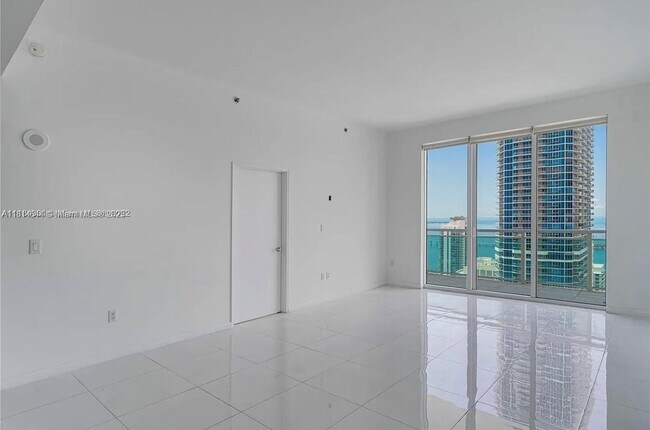 Building Photo - 950 Brickell Bay Dr