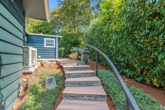 Building Photo - Elegant Air-Conditioned Newly Remodeled Matthews Beach Rambler