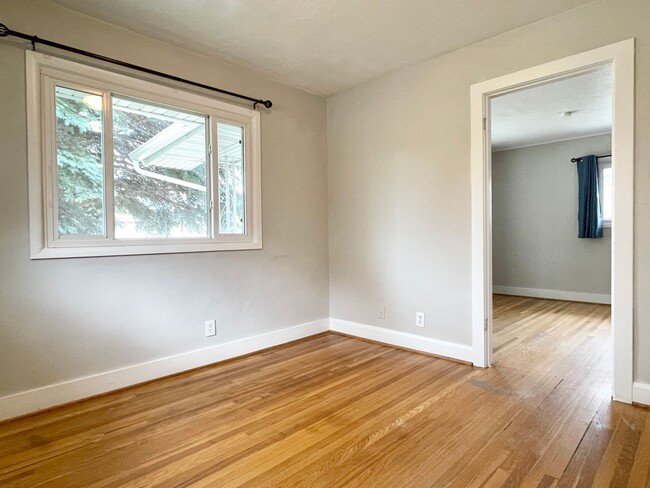 Building Photo - Darling Updated Cottage Near Liberty Park!