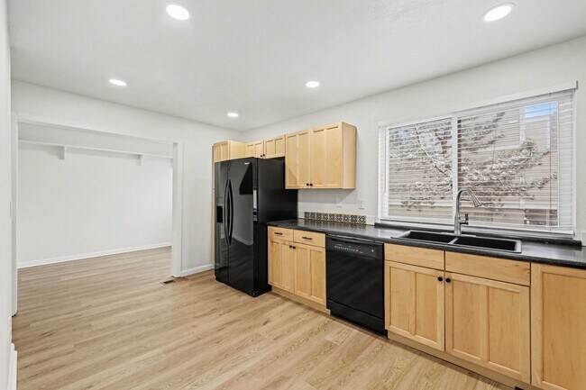 Building Photo - Spacious 2Bed/2.5Bath Townhouse in Central Denver