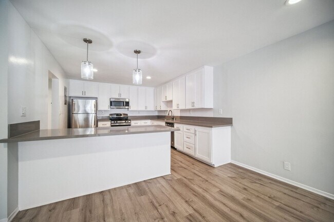 Interior Photo - 170 N Crescent Dr