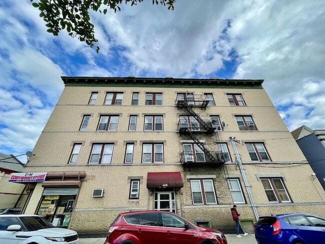 Building Photo - 6120 Monroe Pl