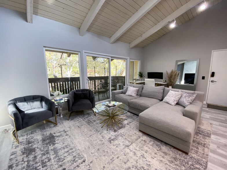 Building Photo - 18350 Hatteras St