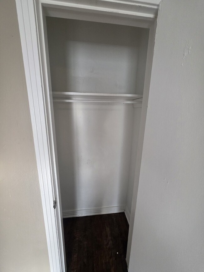 Building Photo - 3 bed 1 bath home, move in ready!