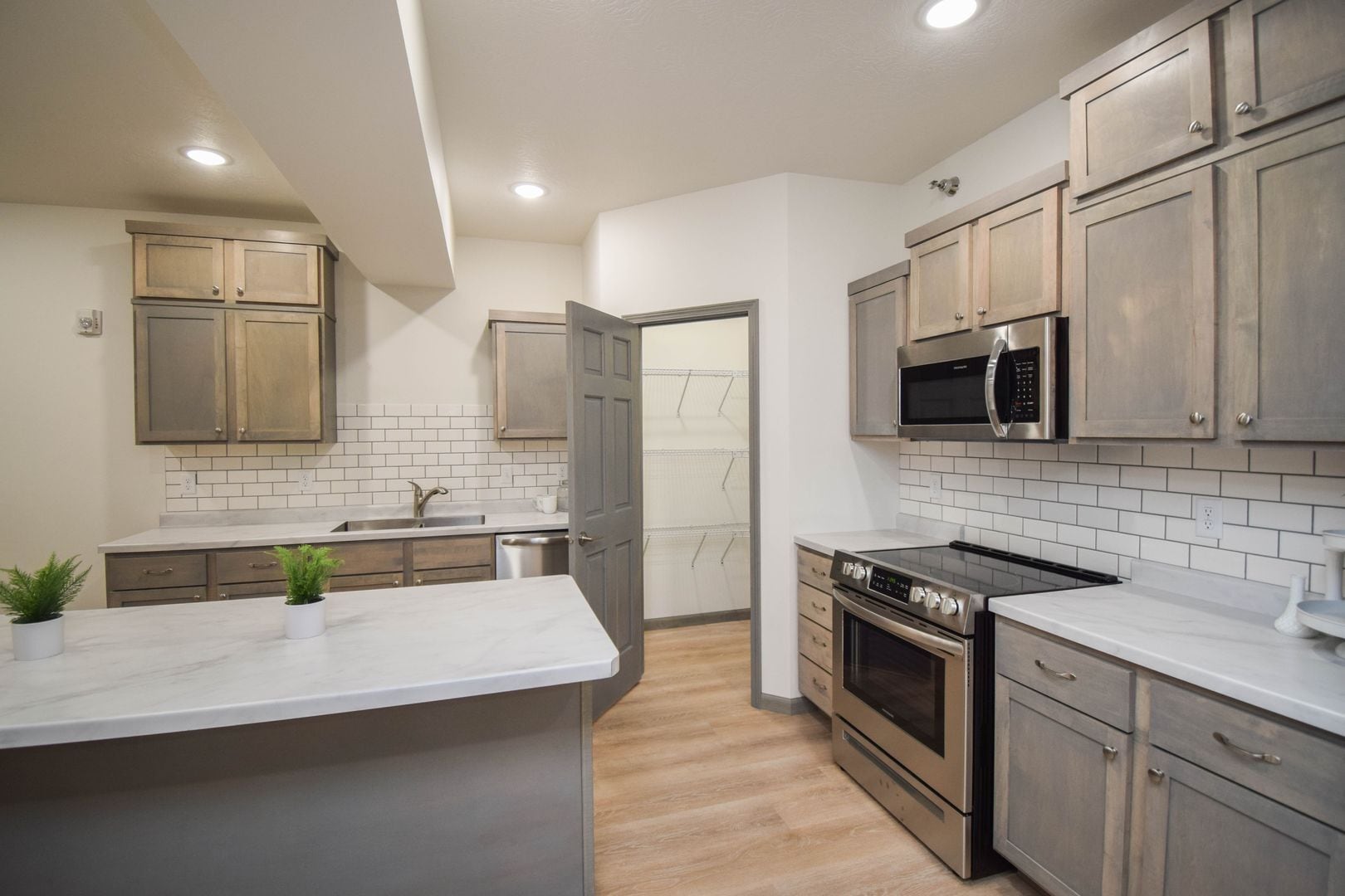 Building Photo - 7446 S Louise Ave