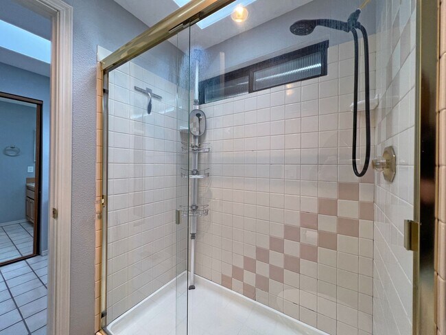 Building Photo - Gorgeous 3 Bedroom 2 Bath Home in Desirable Fairwood, Renton