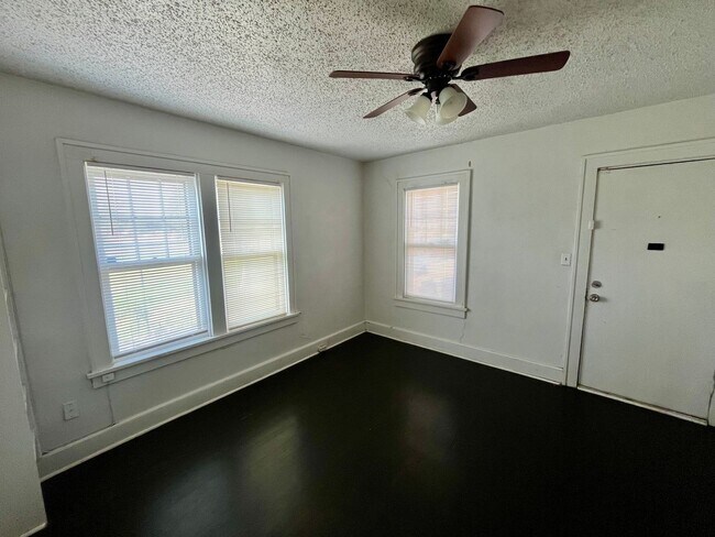 Building Photo - 6 month lease available One Block from Texas Tech
