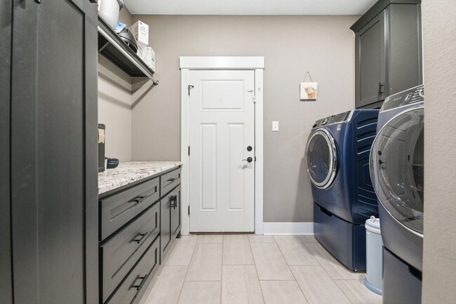 Building Photo - 3 Bedrooms Plus an Office & Sun room