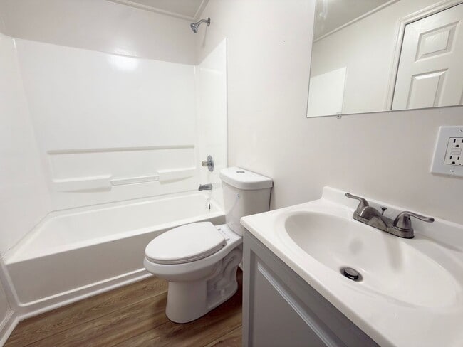 Building Photo - Newly Renovated Move-In Ready 3 Bed, 3 Bath Home!