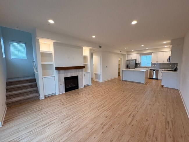 Building Photo - 2 Bed, 2.5 Bath in Anaheim!