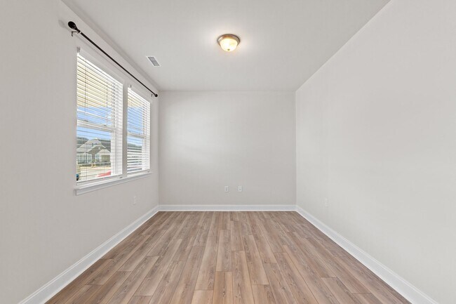 Building Photo - **Beautiful Wendell Home 3/2.5 W/ Fenced in Yard**