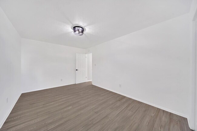 Building Photo - 916 Starling Dr