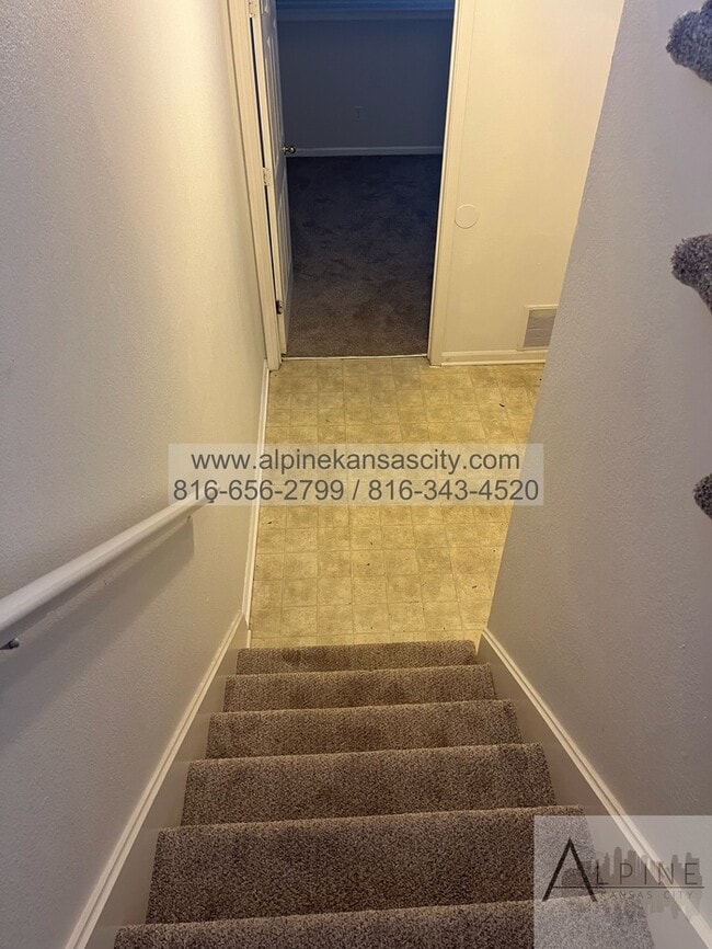 Building Photo - Spacious Gladstone Duplex, Croner Lot, 2 Car Garage!