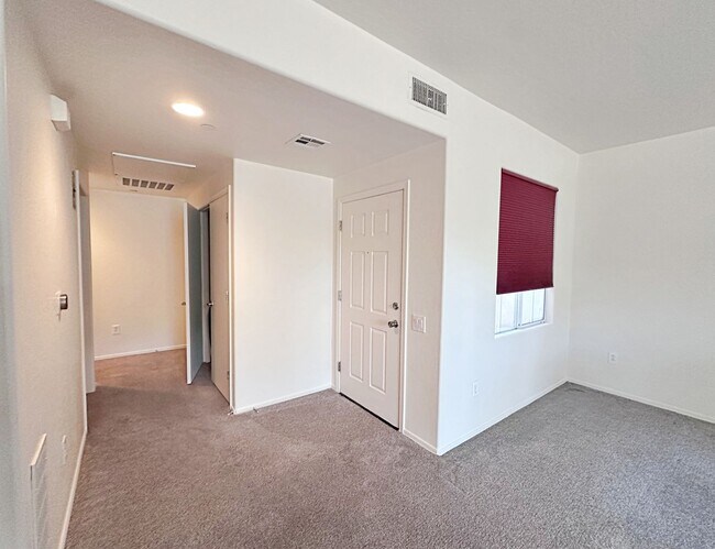Building Photo - 1 BEDROOM DOWNSTAIRS CONDO IN GATED COMMUNITY 1 CAR GARAGE