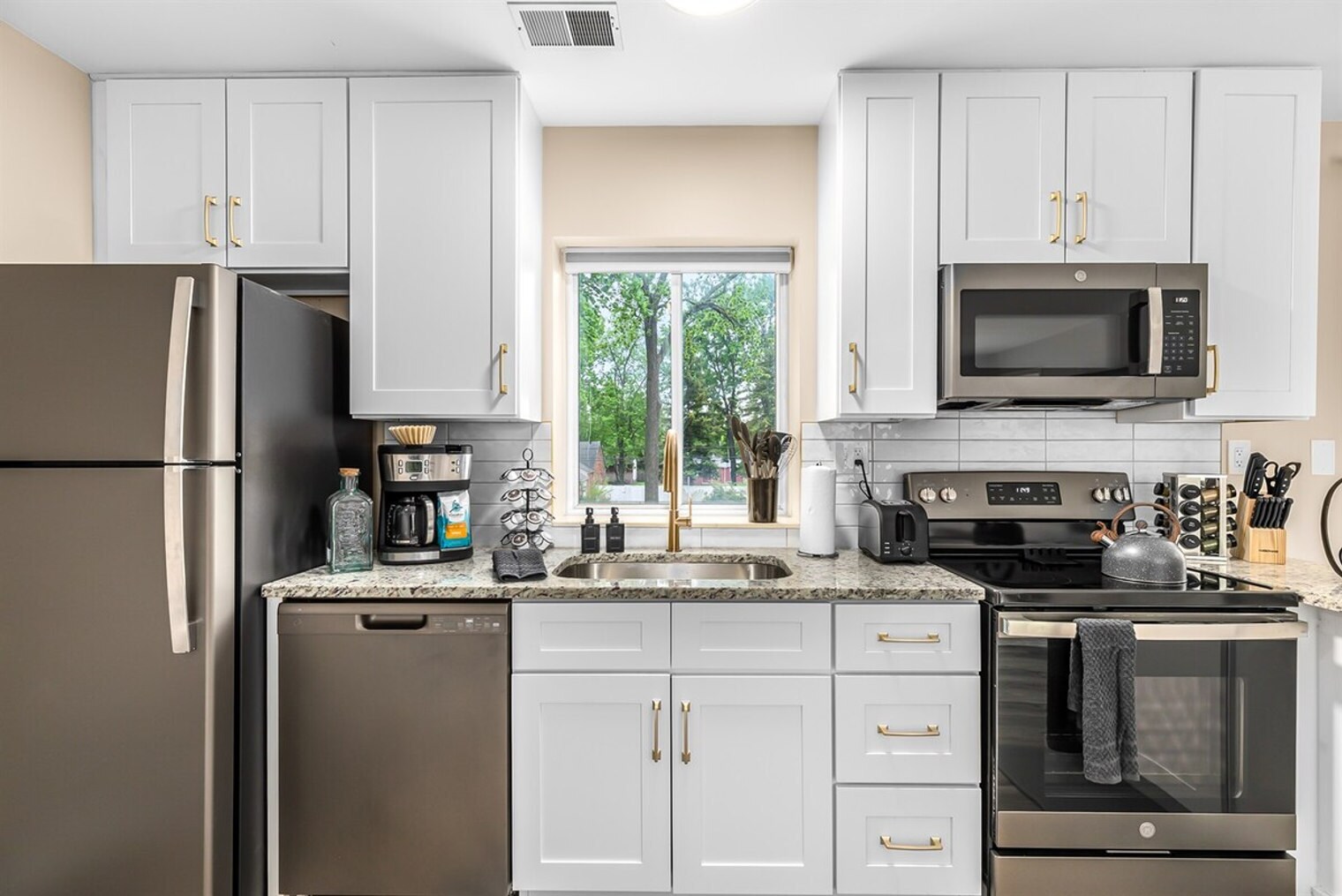 Building Photo - 18423 Sharon Ln