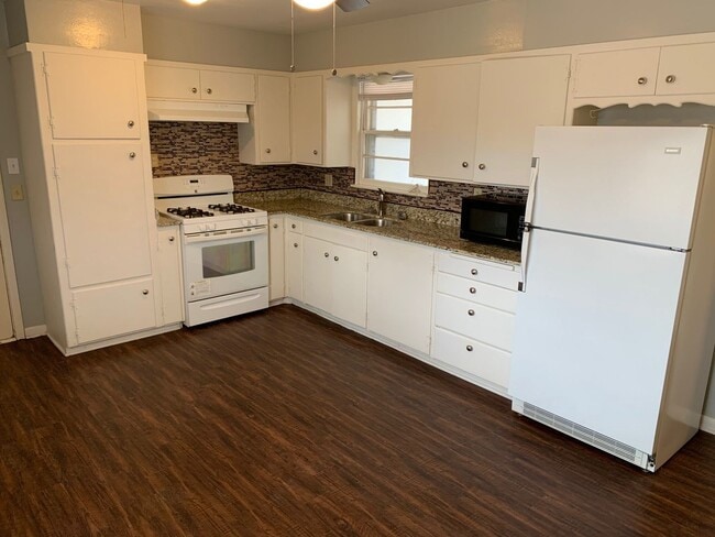 Building Photo - 3/2/2