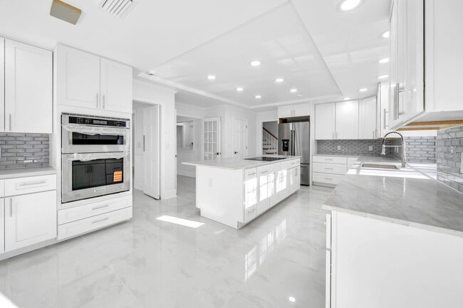 Building Photo - 1524 Glenlake Cir