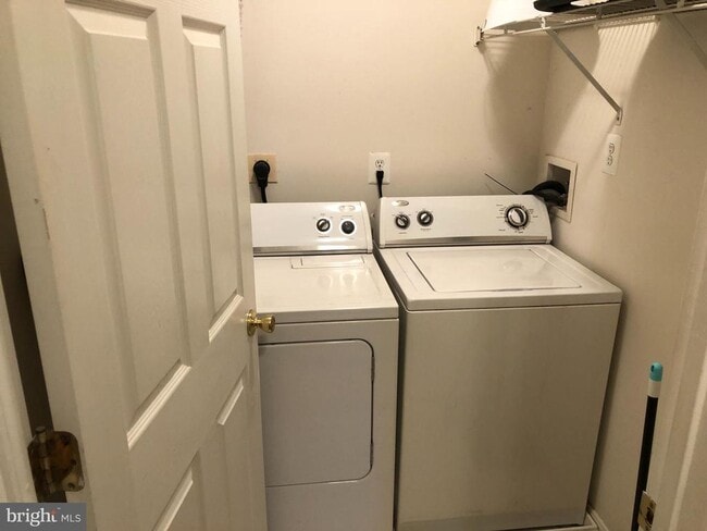 Building Photo - 1055 Gardenview Loop