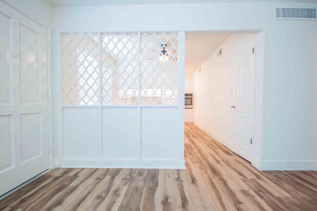 Building Photo - 5085 N Roosevelt Ave