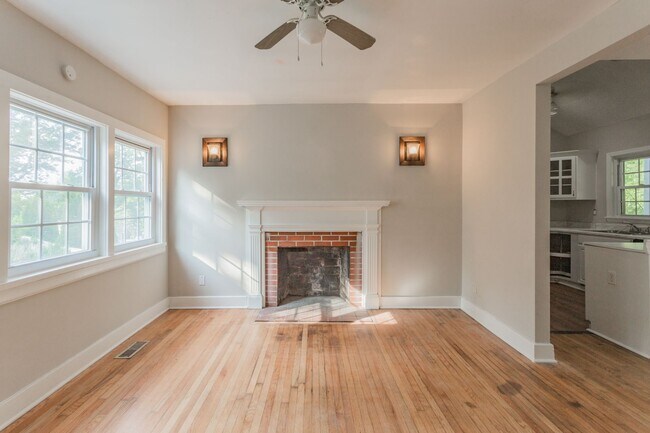 Building Photo - 3 bedroom Signal Mountain Charmer!