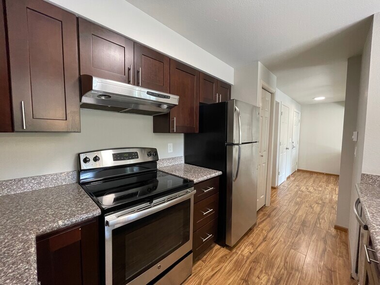 Upscale appliances - 280 NW Holly St