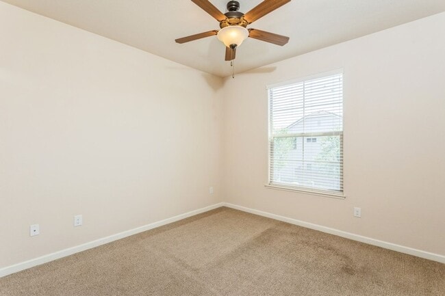 Building Photo - Gorgeous Roseville Home in Gated Community!