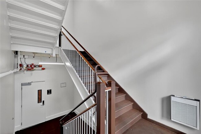 Building Photo - 1624 Lonsdale Ave