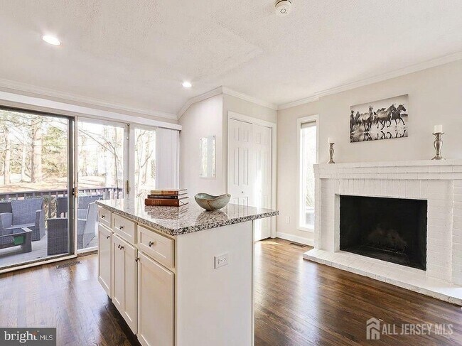 Building Photo - 540 Sayre Dr