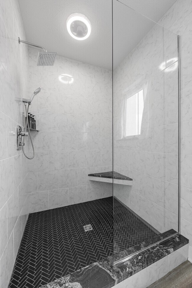 Building Photo - 1438 Indianola Ave