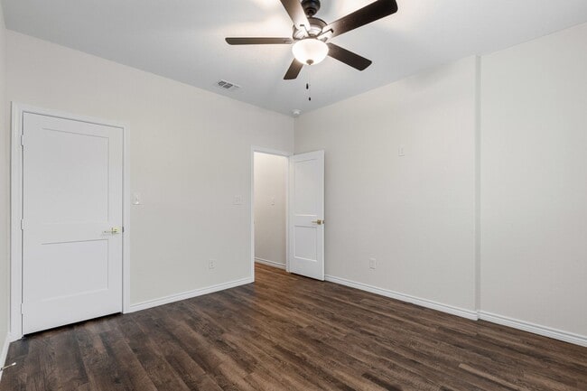 Building Photo - Gorgeous in Granbury