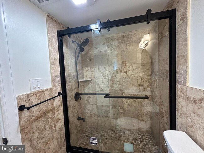 Building Photo - 5 Locust St