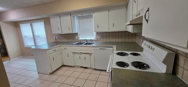 Building Photo - 3 Bedroom 2 Bathroom home in Kickapoo Schools! $1295!