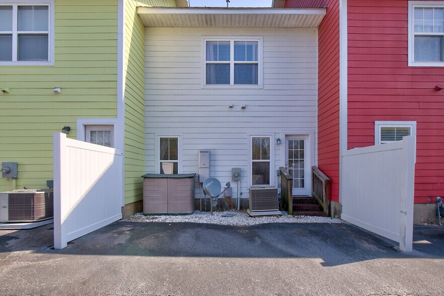 Building Photo - 617 Lake Forest Road