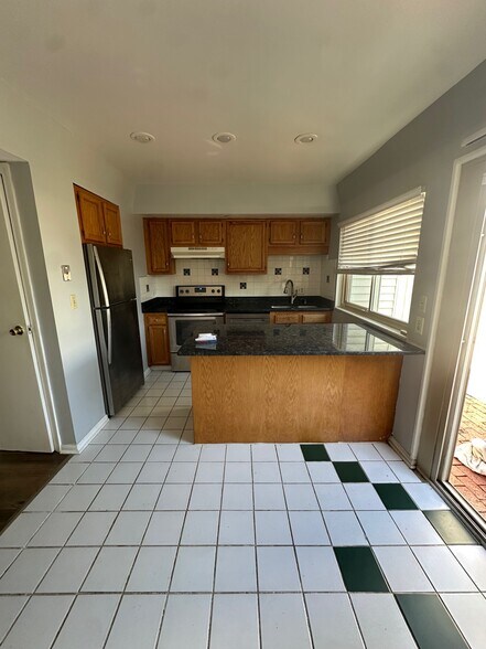 Building Photo - 1008 Manor Ln