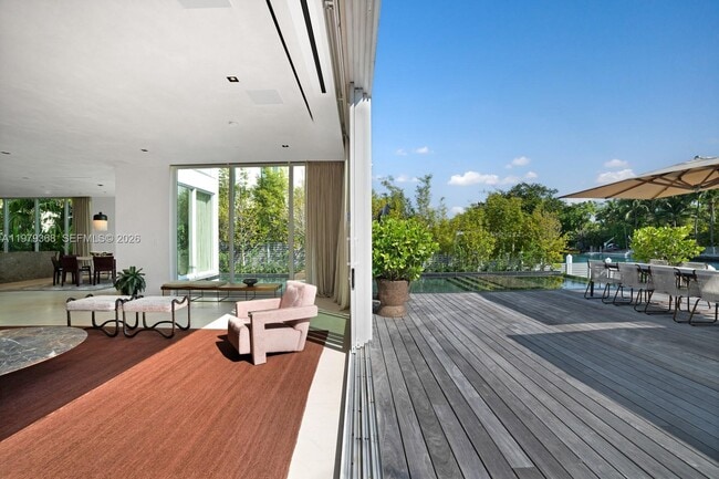 Building Photo - 1051 W 48th St