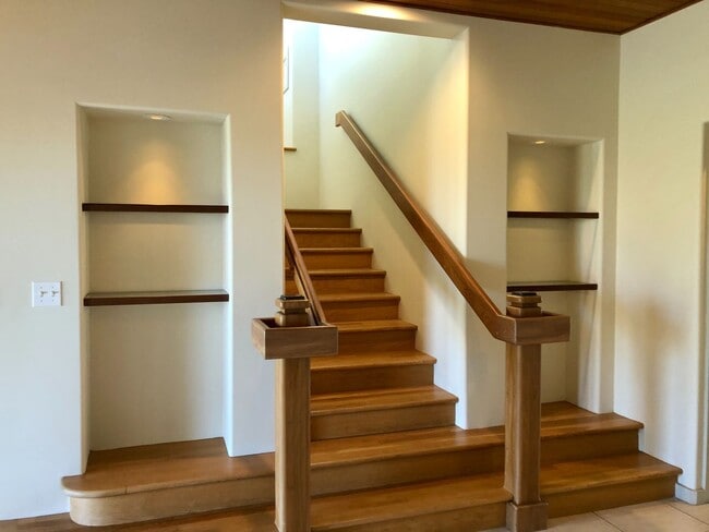 Building Photo - 3/2.5/2 Home - Located in the Beautiful Gated Community at Kahalakua- Endless Views!