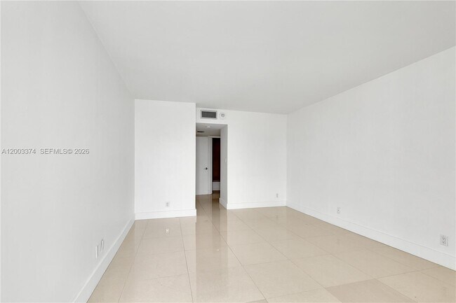 Building Photo - 100 Bayview Dr