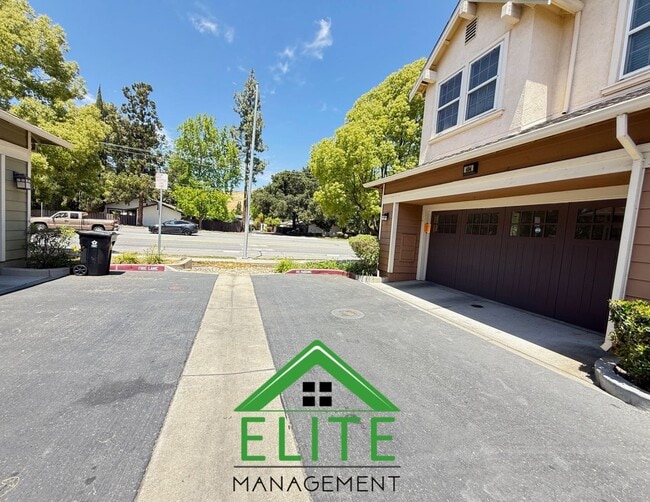 Building Photo - **Spacious and Updated Townhome in Desirab...