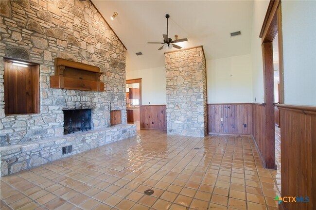 Building Photo - 4692 S E River Rd